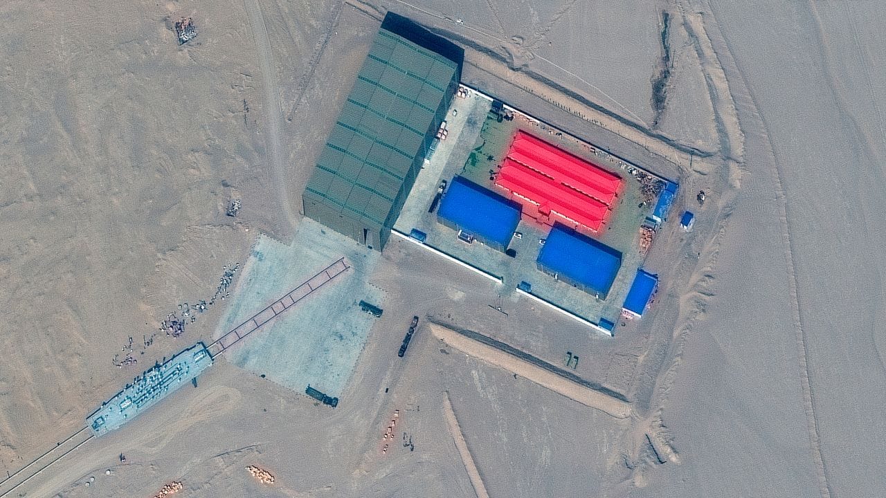 Das Satellitenbild zeigt ein Schienenterminal und ein Ziellagergebäude.