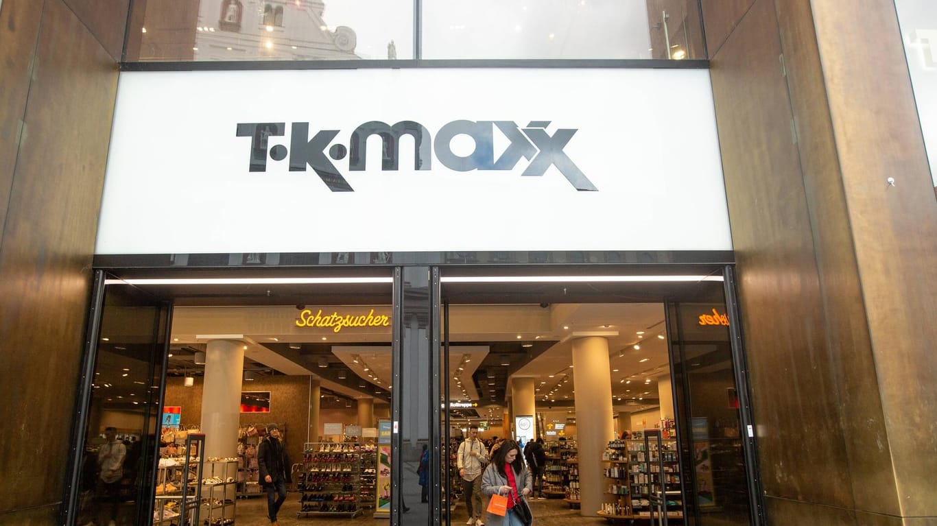 Ein Geschäft von "TK Maxx" ist in der Münchner Fußgängerzone (Archivbild): Dort soll es zu der Messerattacke auf einen Jungen gekommen sein.