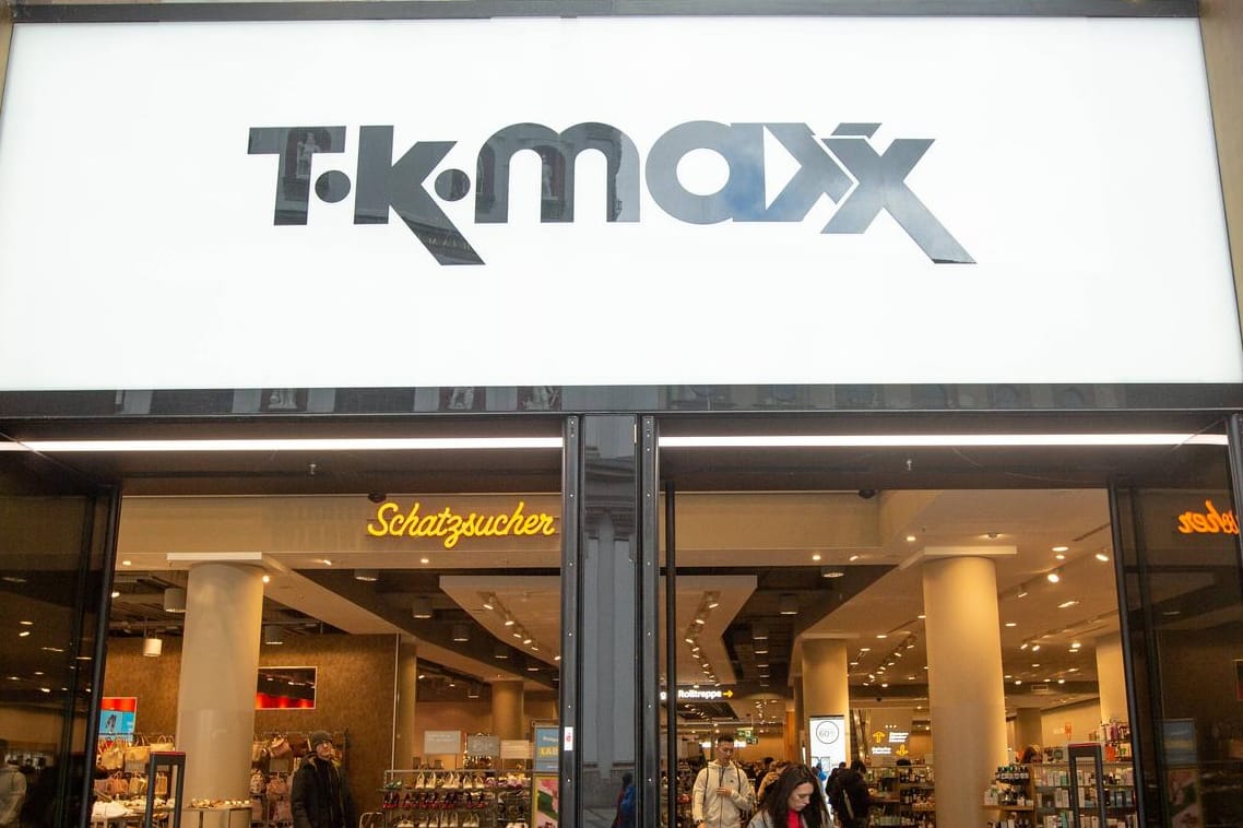 Ein Geschäft von "TK Maxx" ist in der Münchner Fußgängerzone (Archivbild): Dort soll es zu der Messerattacke auf einen Jungen gekommen sein.