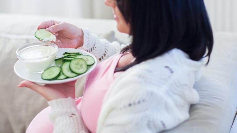 Ernährung während der Schwangerschaft: Werdende Mütter sollten sich ausgewogen und vielfältig ernähren.