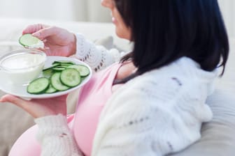 Ernährung während der Schwangerschaft: Werdende Mütter sollten sich ausgewogen und vielfältig ernähren.