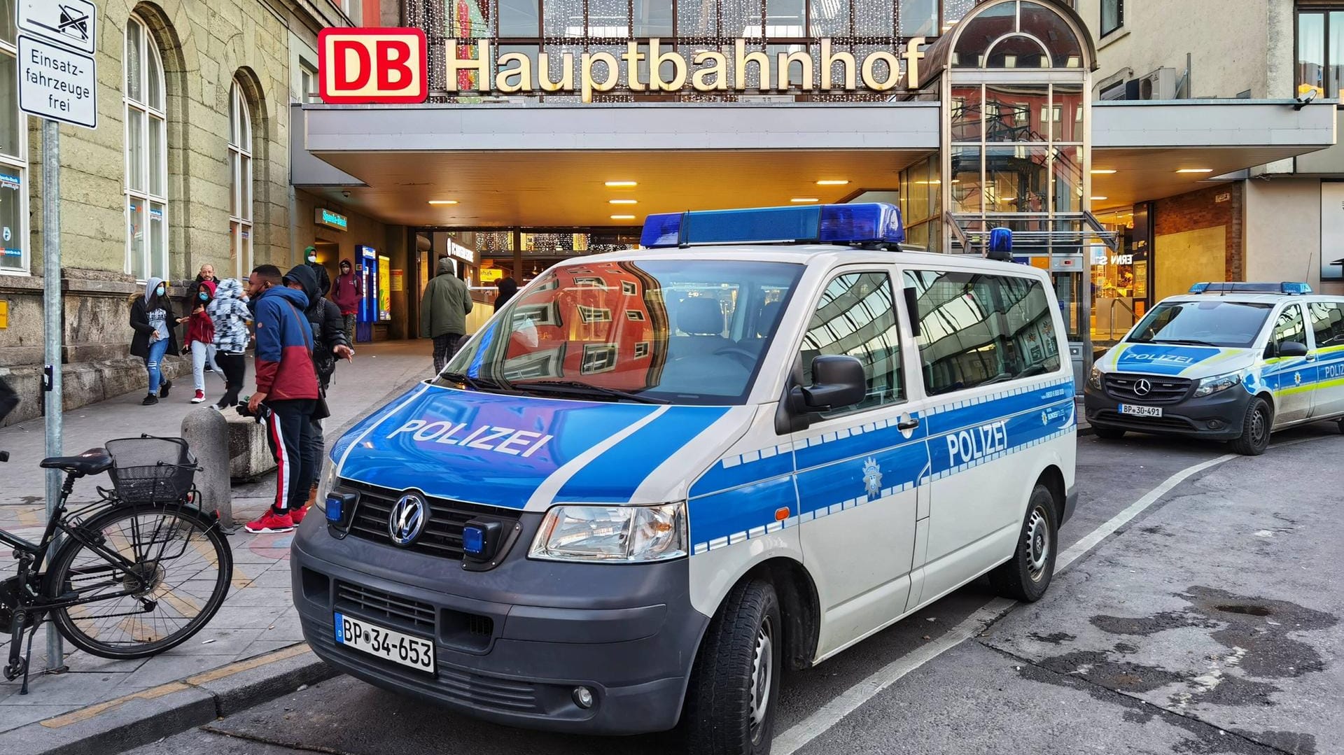 Einsatzfahrzeug der Polizei vor dem Münchener Hauptbahnhof (Archivbild): Zeugen alarmierten die Polizei. Einsatzfahrzeug der Polizei vor dem Münchener Hauptbahnhof (Archivbild): Zeugen alarmierten die Polizei.