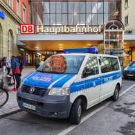 Einsatzfahrzeug der Polizei vor dem Münchener Hauptbahnhof (Archivbild): Zeugen alarmierten die Polizei.