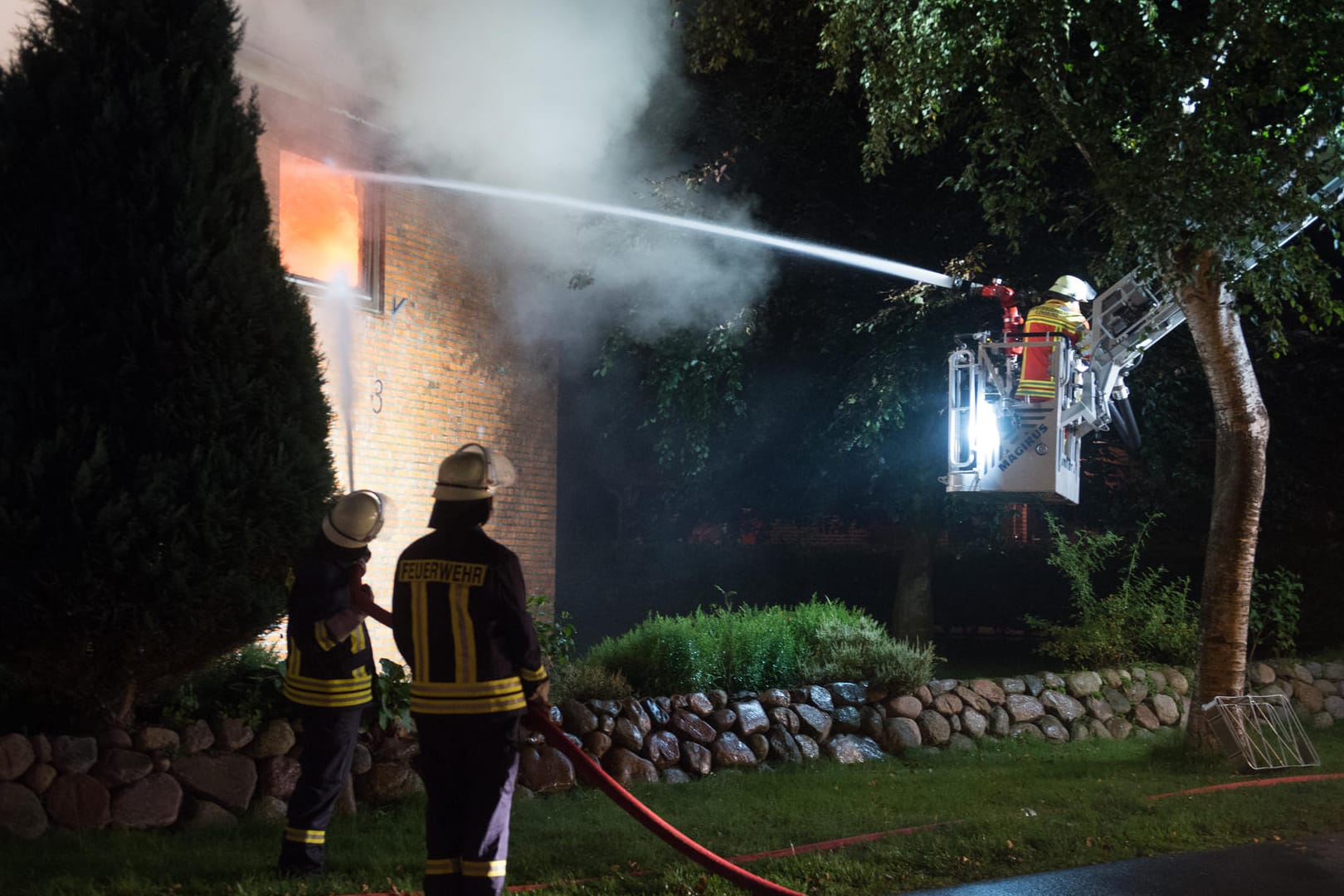 Die Feuerwehr löscht ein Einfamilienhaus (Symbolbild): Eigentümer müssen keine Gebäudeversicherung abschließen, sollten es aber.