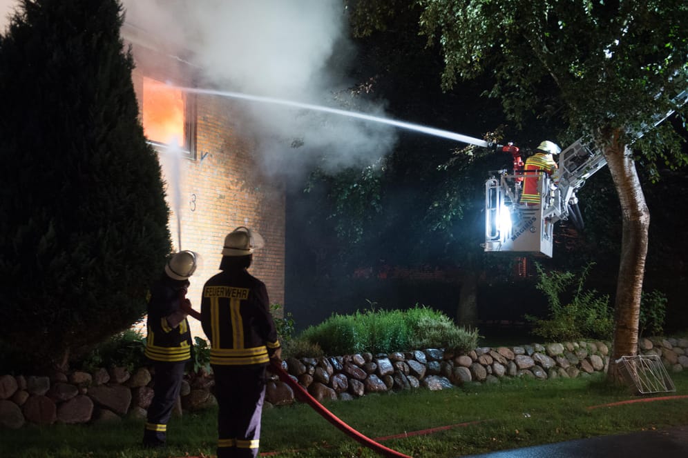 Die Feuerwehr löscht ein Einfamilienhaus (Symbolbild): Eigentümer müssen keine Gebäudeversicherung abschließen, sollten es aber.