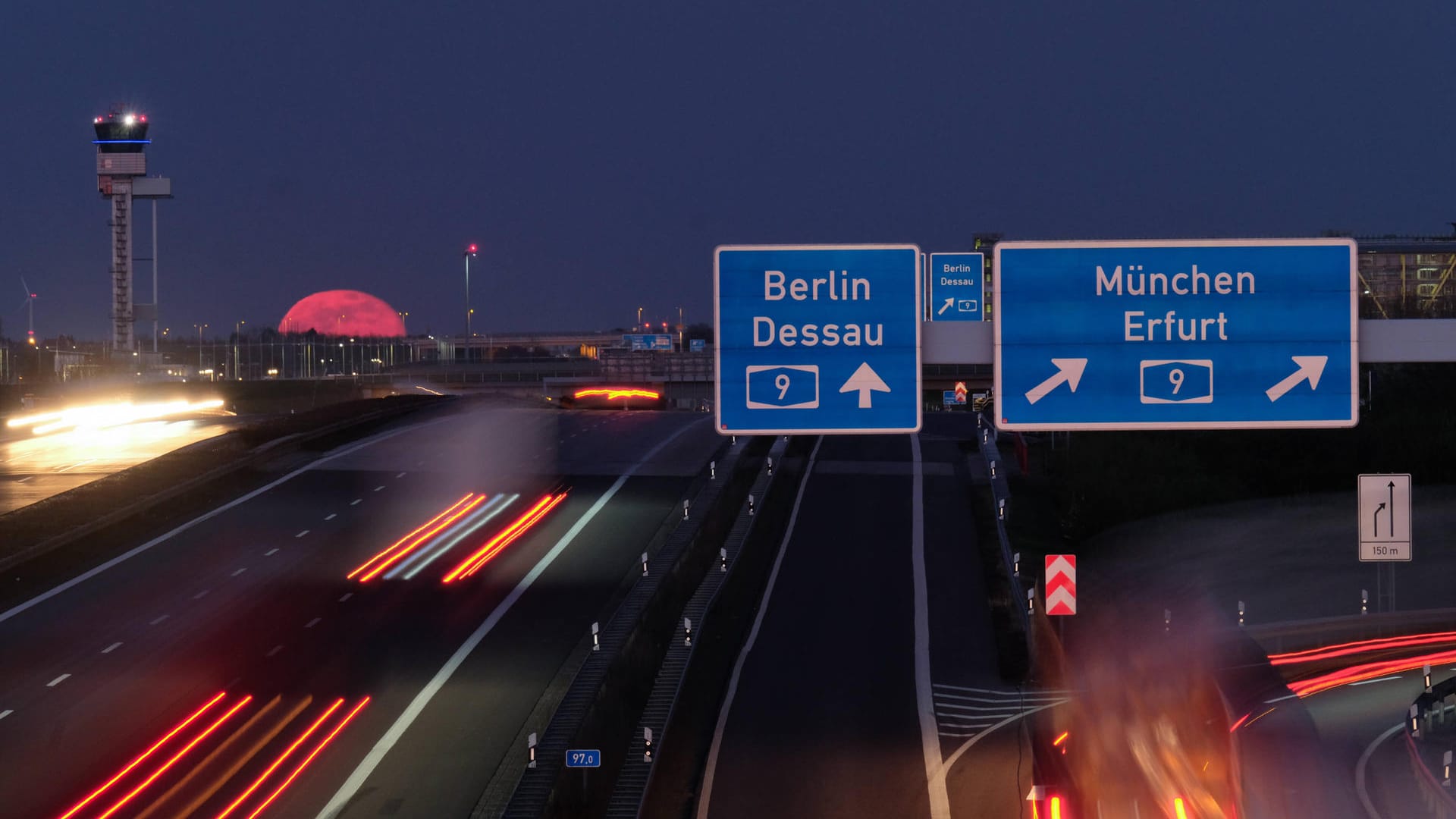 Das Schkeuditzer Kreuz am Flughafen Leipzig-Halle (Archivbild): Hier soll ein Islamist einen Anschlag geplant haben.