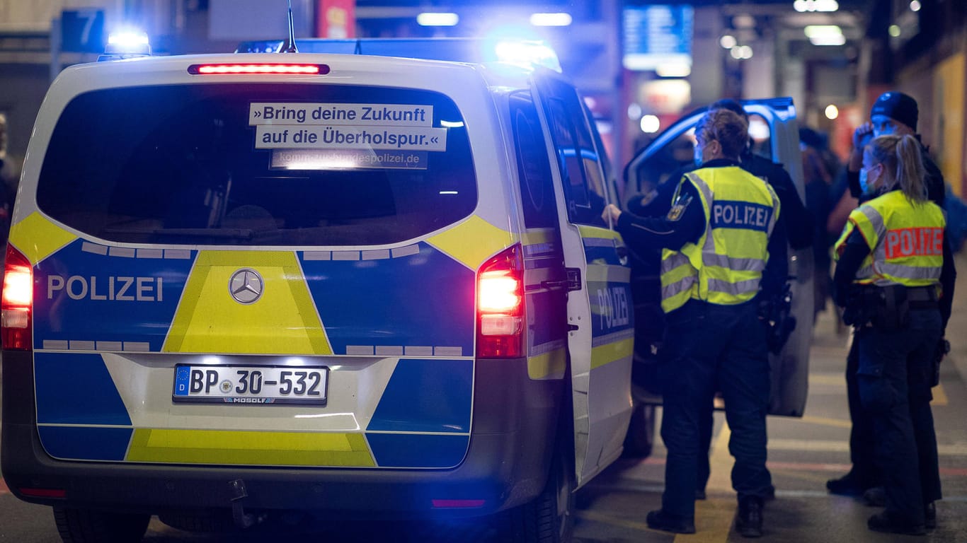 Polizei am Stuttgarter Hauptbahnhof (Archivbild): Die Beamten mussten einen 33-Jährigen fesseln.