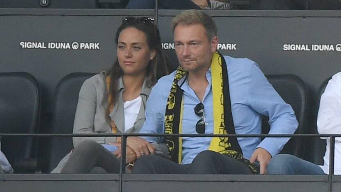 Mit BVB-Schal und seiner Verlobten im Stadion: Christian Lindner und Franca Lehfeldt.