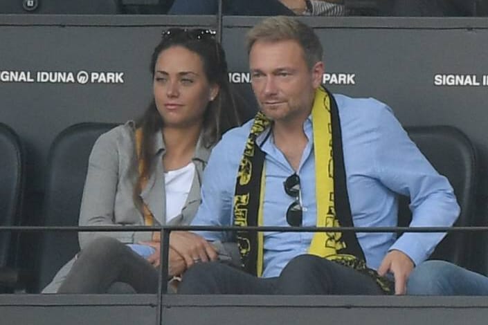 Mit BVB-Schal und seiner Verlobten im Stadion: Christian Lindner und Franca Lehfeldt.