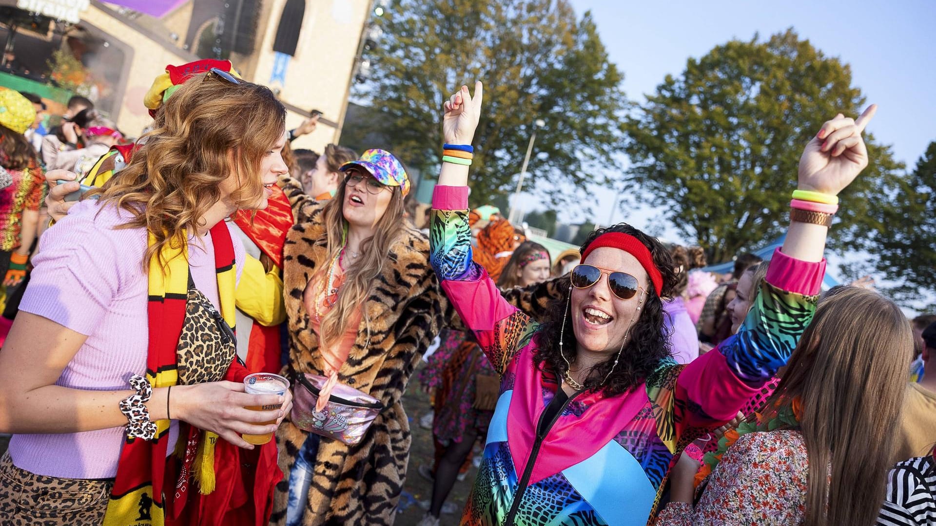 Feiernde beim Straßenkarneval (Symbolbild): Die Stadt Köln will eine 2G-Regel rund um Altstadt und Zülpicher Viertel einführen.