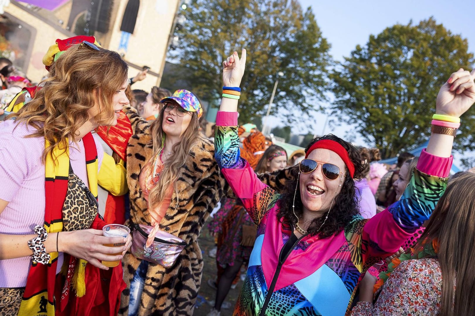 Feiernde beim Straßenkarneval (Symbolbild): Die Stadt Köln will eine 2G-Regel rund um Altstadt und Zülpicher Viertel einführen.