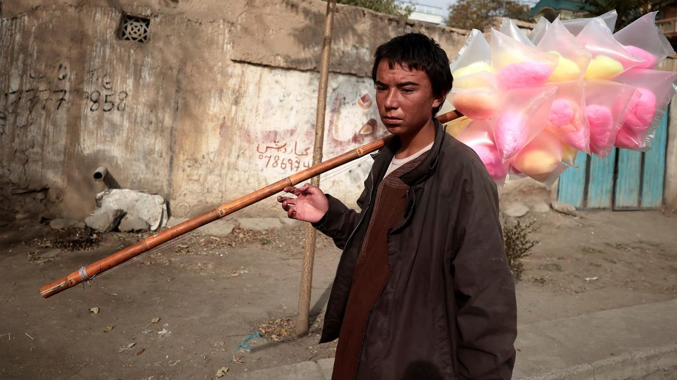 Ein Zuckerwatteverkäufer in Kabul: Die Hälfte aller Afghanen dürfte schon bald auf Nahrungsmittelspenden angewiesen sein.