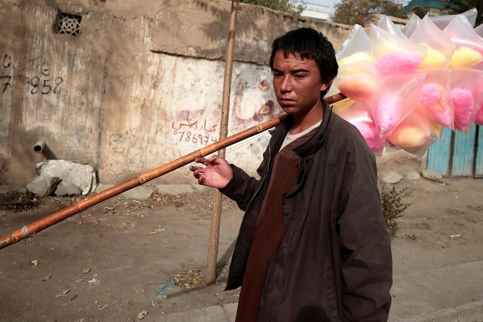 Ein Zuckerwatteverkäufer in Kabul: Die Hälfte aller Afghanen dürfte schon bald auf Nahrungsmittelspenden angewiesen sein.