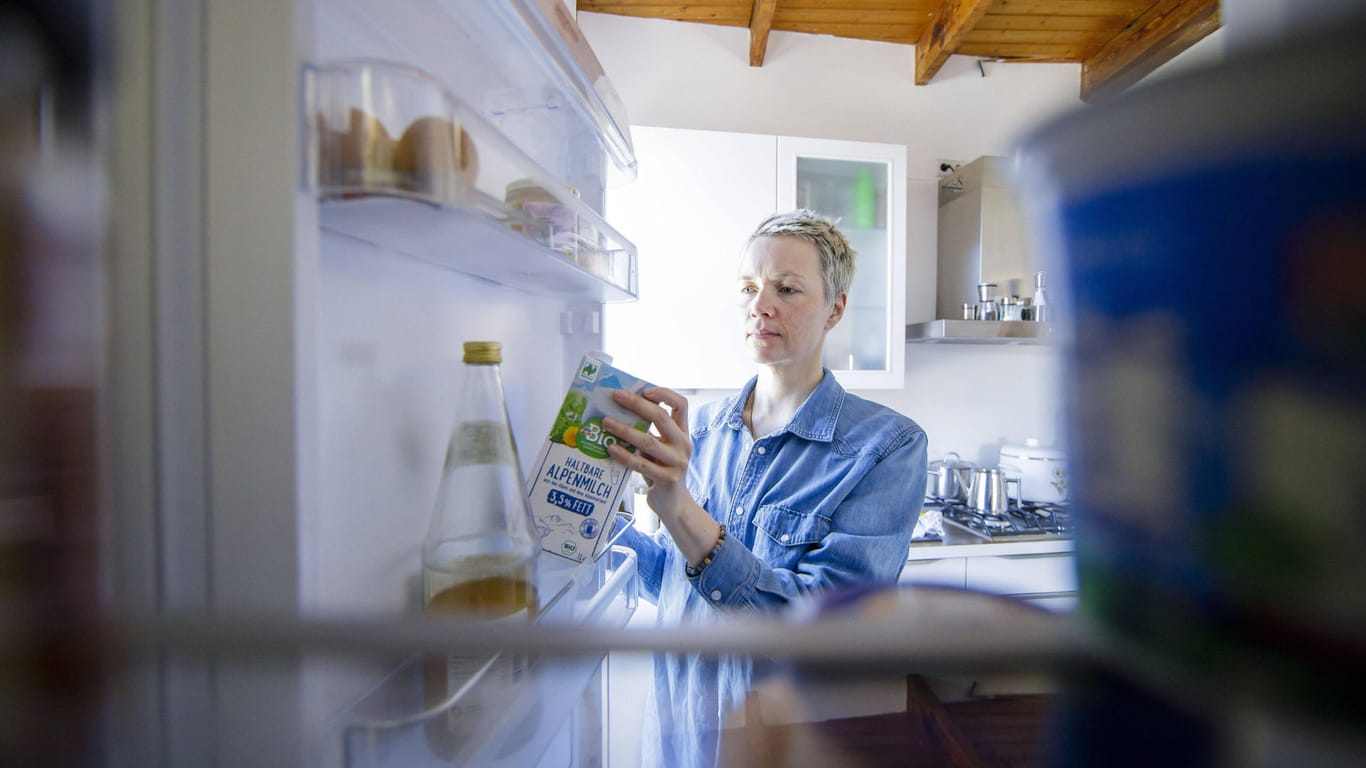 Kühlschrank richtig einräumen: Viele Verbraucher lagern Milchverpackungen falsch.