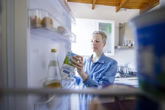 Kühlschrank richtig einräumen: Viele Verbraucher lagern Milchverpackungen falsch.