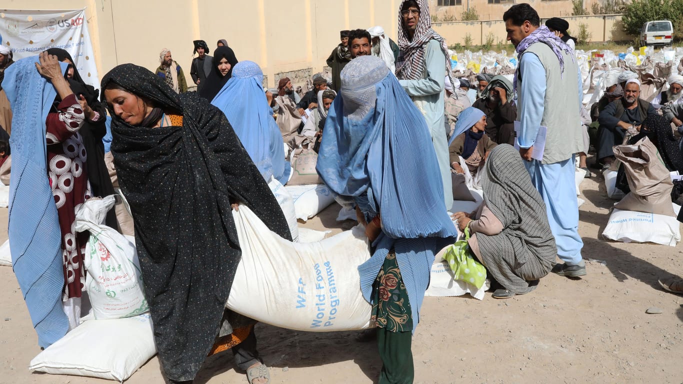 Frauen in Herat verlassen eine Verteilungsstelle des Welternährungsprogramm WFP: "zerfällt in den Händen wie Staub".