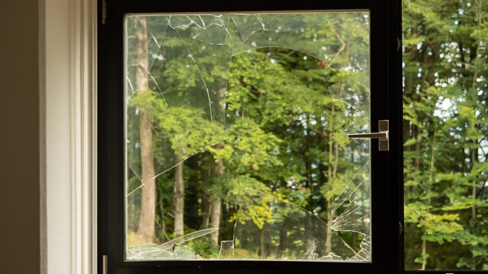 Zerbrochene Fensterscheibe (Symbolbild): Eine Glasversicherung ist nur in bestimmten Fällen sinnvoll.