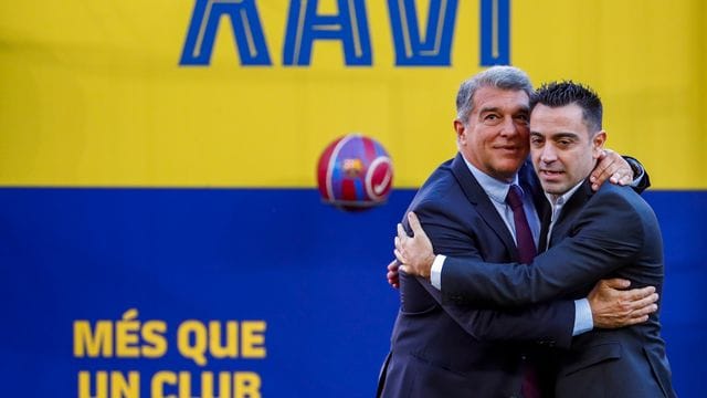 Zurück in Barcelona: Xavi Hernandez (r) wird von Barça-Präsident Joan Laporta empfangen. Zurück in Barcelona: Xavi Hernandez (r) wird von Barça-Präsident Joan Laporta empfangen.
