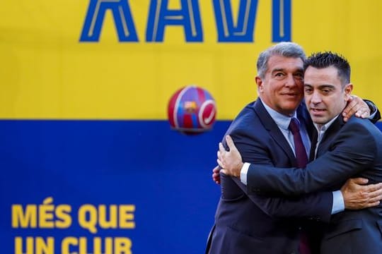 Zurück in Barcelona: Xavi Hernandez (r) wird von Barça-Präsident Joan Laporta empfangen.