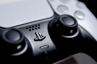 Das Playstation-Logo ist auf dem Playstation 5-Controller zu sehen.