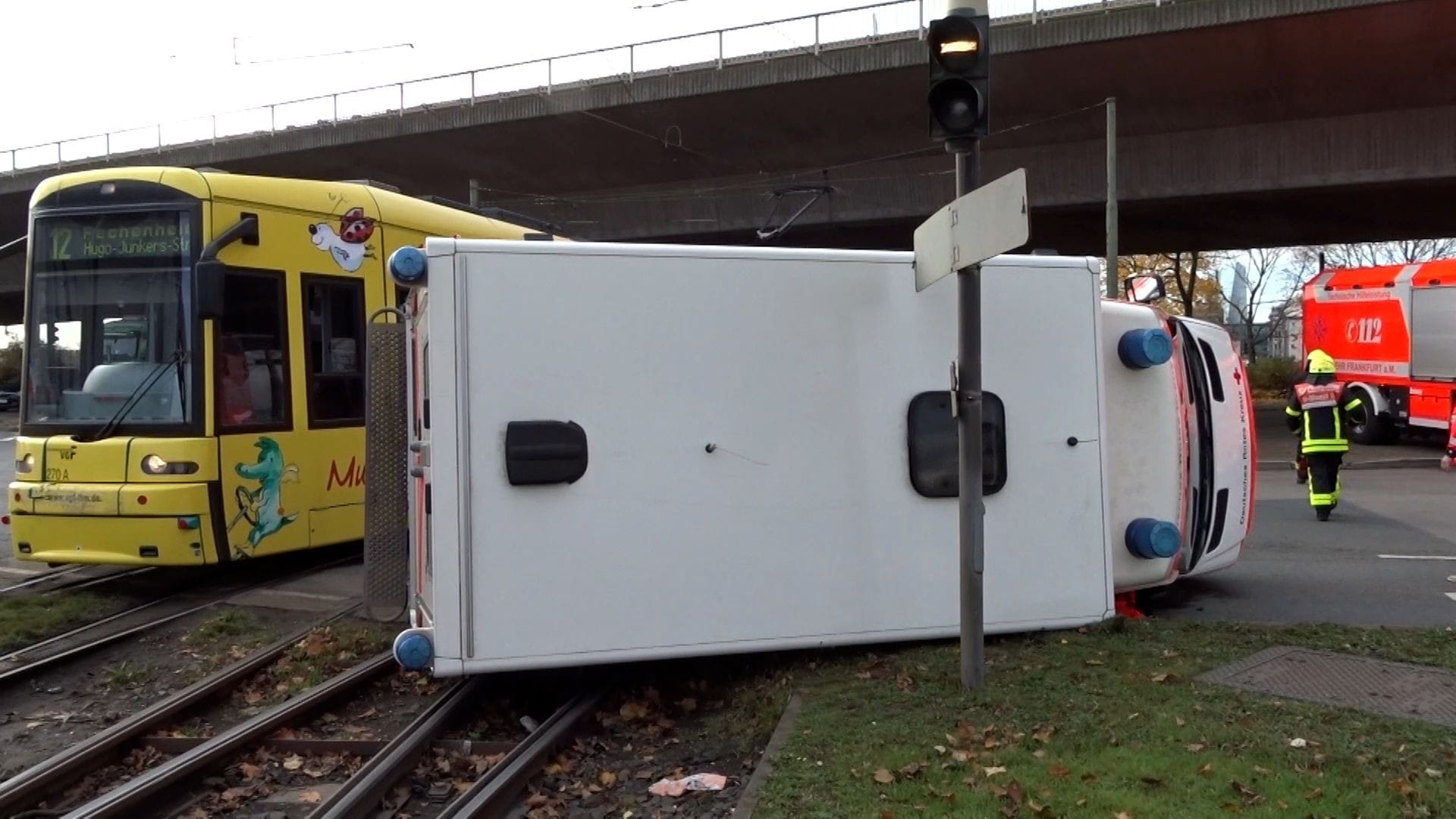 Eine Straßenbahn ist mit einem Rettungswagen kollidiert: Zwei Insassen wurden verletzt. Eine Straßenbahn ist mit einem Rettungswagen kollidiert: Zwei Insassen wurden verletzt.