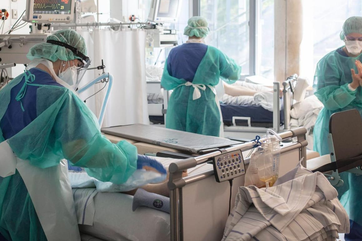 Intensivstation für Covid-Patienten (Symbolbild): Einige Regionen in Österreich stehen Berichten zufolge kurz vor einem Lockdown.