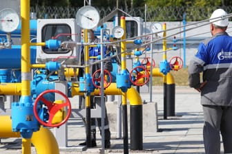 Gasmessstation in der Nähe von Sankt Petersburg (Symbolbild): Europa ächzt unter hohen Energiepreisen, das russische Unternehmen Gazprom will nun die Lieferungen erhöhen.