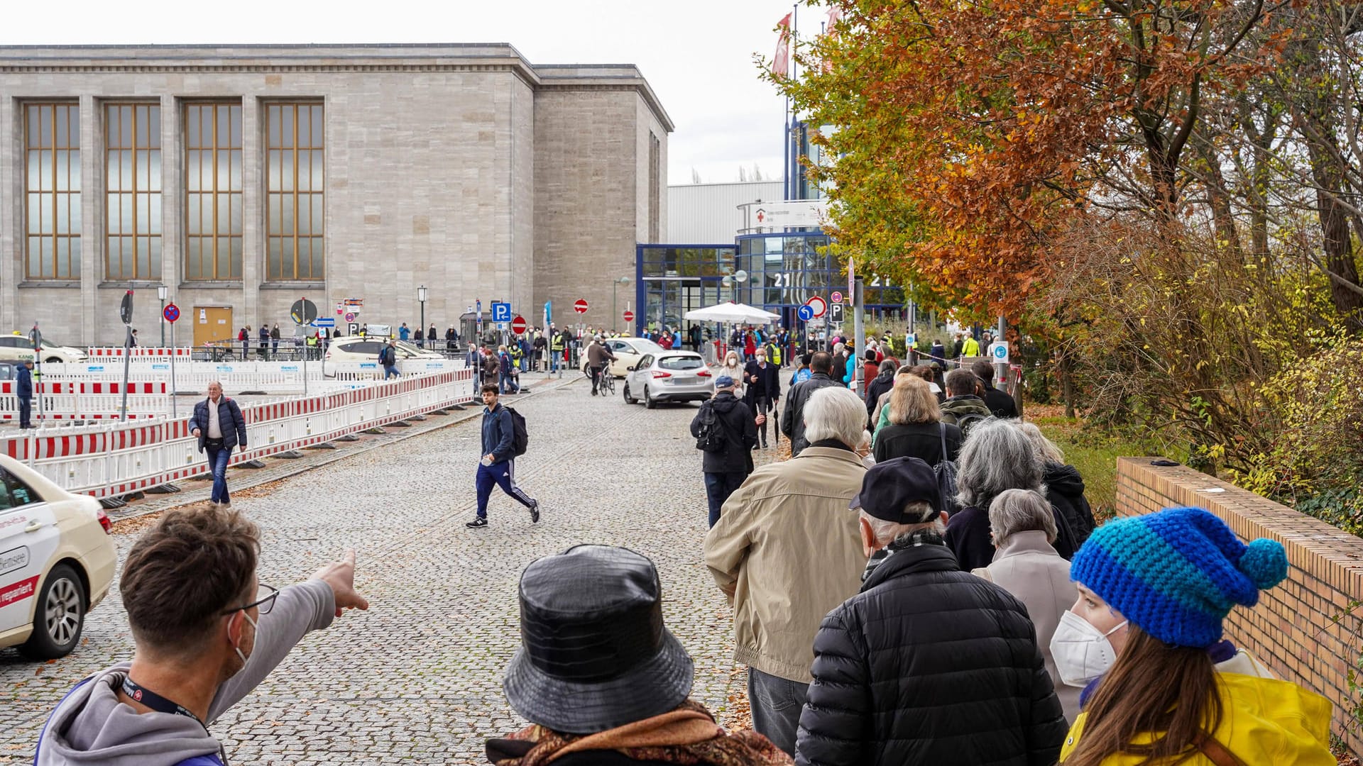 Wartende am Montag vor dem Impfzentrum Messe: In der vergangenen Woche waren laut DRK rund doppelt so viele Impfwillige vor Ort wie ursprünglich gedacht. Wartende am Montag vor dem Impfzentrum Messe: In der vergangenen Woche waren laut DRK rund doppelt so viele Impfwillige vor Ort wie ursprünglich gedacht.