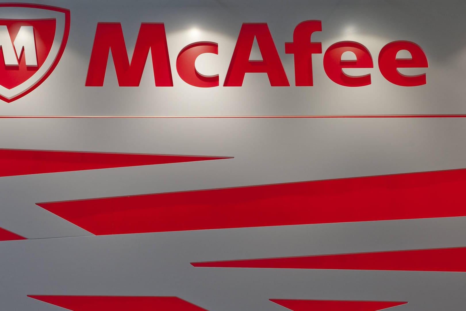 Das Logo von McAfee (Symbolbild): Der US-amerikanische Hersteller von Computersicherheitssoftware soll für 14 Milliarden Dollar verkauft werden.