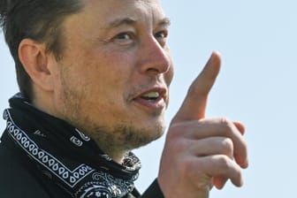 Elon Musk (Archivbild): Der reichste Mann der Welt ließ seine Fans über seinen Aktienbesitz abstimmen. Nun kommen Zweifel auf, ob die Nutzer wirklich einen Einfluss auf Musks Entscheidung hatten.