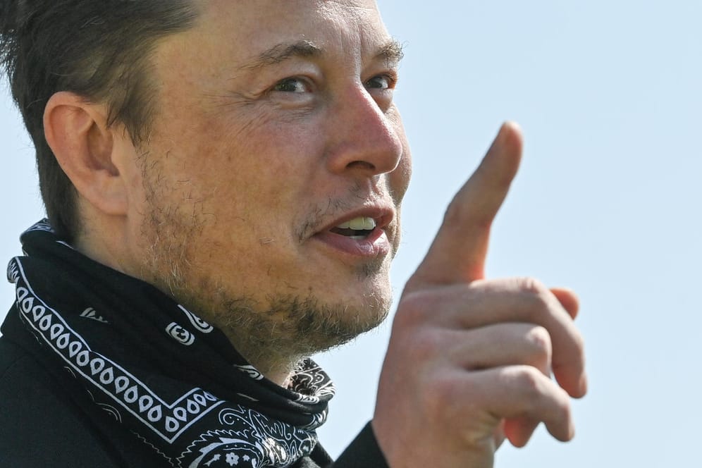 Elon Musk (Archivbild): Der reichste Mann der Welt ließ seine Fans über seinen Aktienbesitz abstimmen. Nun kommen Zweifel auf, ob die Nutzer wirklich einen Einfluss auf Musks Entscheidung hatten.