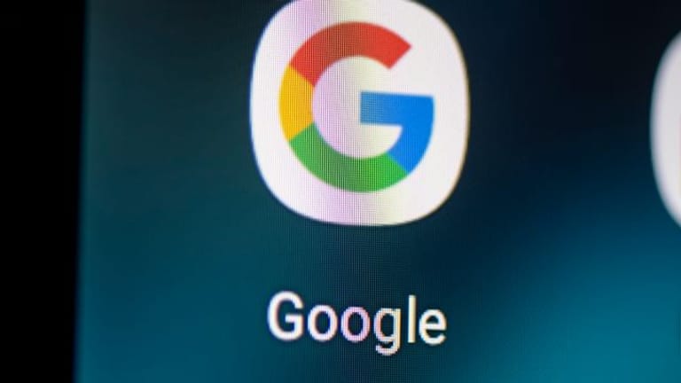 Auf dem Bildschirm eines Smartphones sieht man das Logo der App Google.