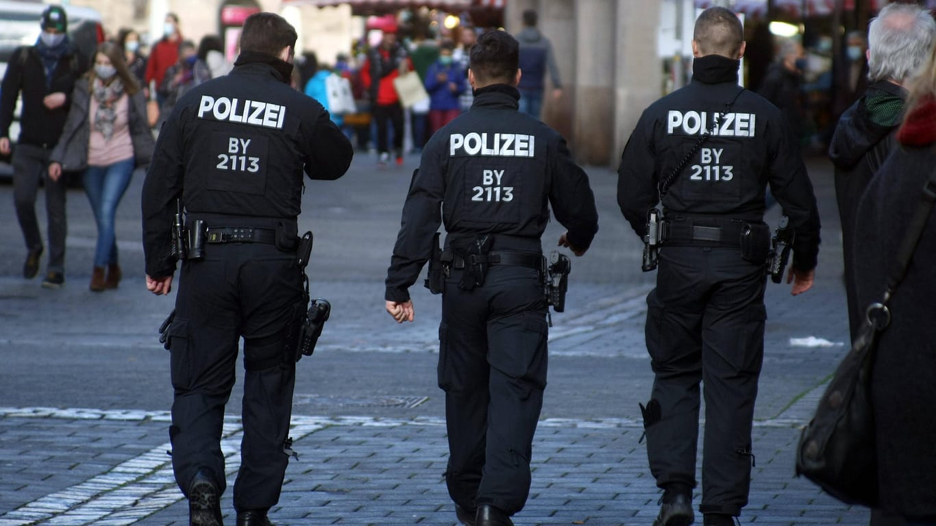 Polizeibeamte in Nürnberg (Archivbild): Bei einer Durchsuchung fanden die Polizeibeamten illegale Substanzen.