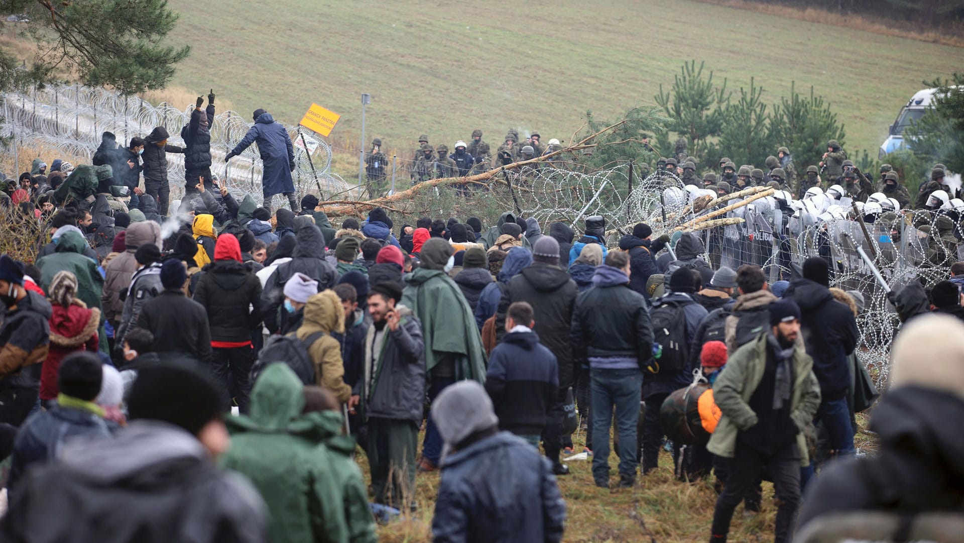 Migranten an der Grenze zwischen Polen und Belarus: Der belarussische Grenzschutz sprach von 2.000 Migranten, die die Grenze überqueren wollten.