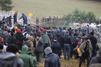 Migranten an der Grenze zwischen Polen und Belarus: Der belarussische Grenzschutz sprach von 2.000 Migranten, die die Grenze überqueren wollten.