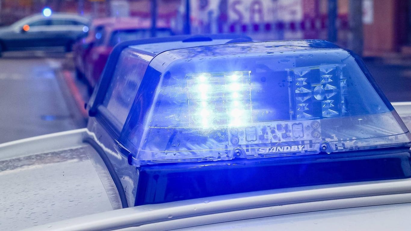 Blaulicht (Symbolbild): Ein Schulbus ist in Niedersachsen mit einem Auto zusammengestoßen.