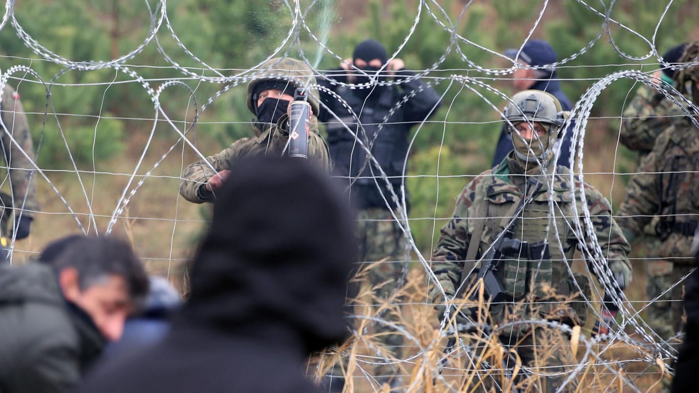Grenze zwischen Belarus und Polen: Polnische Einsatzkräfte sprühen Tränengas, um einen Grenzdurchbruch der Migranten zu verhindern.