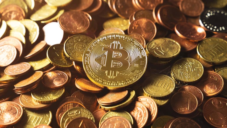 Bitcoins (Symbolbild): Kryptowährungen sind aktuell beliebt und nicht nur die größte Währung Bitcoin profitiert davon.
