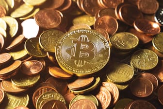 Bitcoins (Symbolbild): Kryptowährungen sind aktuell beliebt und nicht nur die größte Währung Bitcoin profitiert davon.