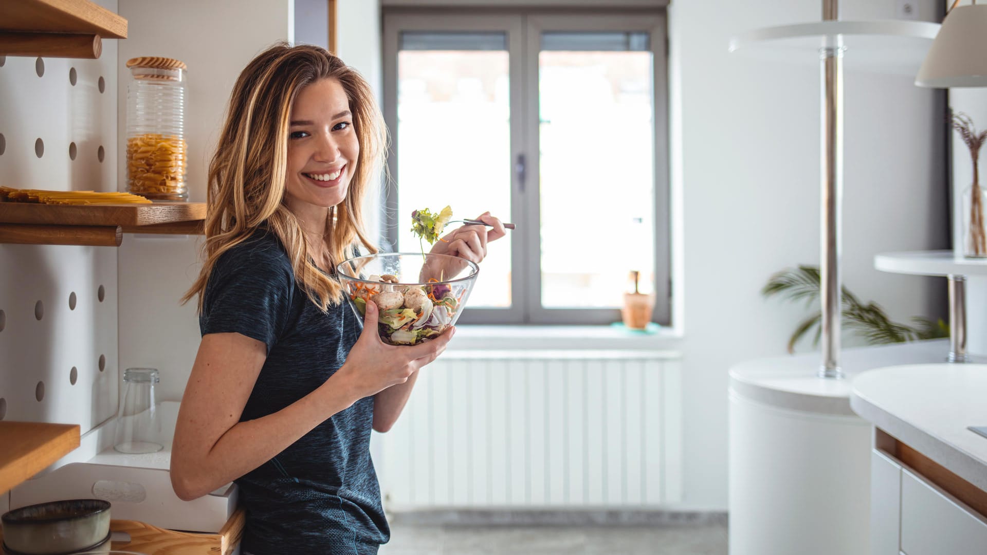 Frau isst Salat: Durch eine geschickt zusammengestellte Ernährung lässt sich ein Eisenmangel meist verhindern. (Quelle: ljubaphoto/Getty Images)