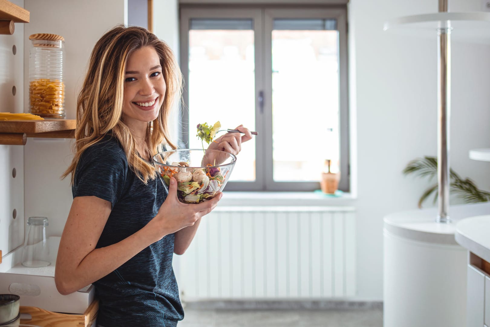 Frau isst Salat: Durch eine geschickt zusammengestellte Ernährung lässt sich ein Eisenmangel meist verhindern. (Quelle: ljubaphoto/Getty Images)