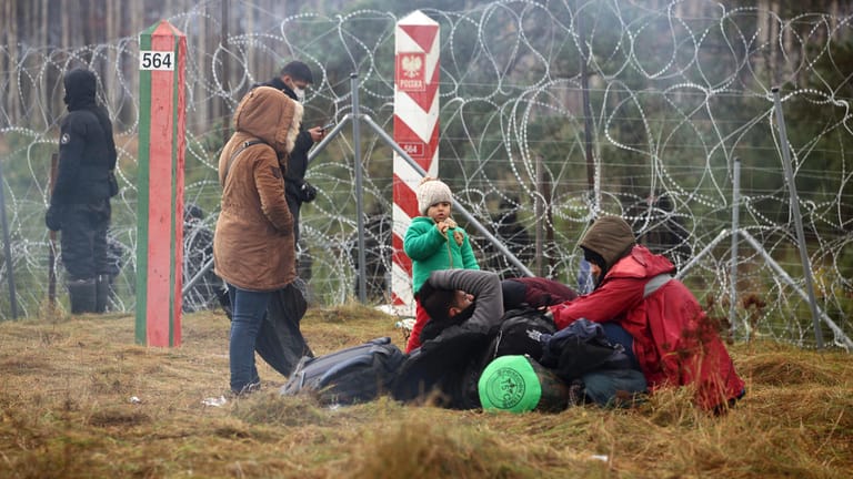 Migranten an der belarussisch-polnischen Grenze: Die Nato warnt Belarus davor, die Geflüchteten zu instrumentalisieren.