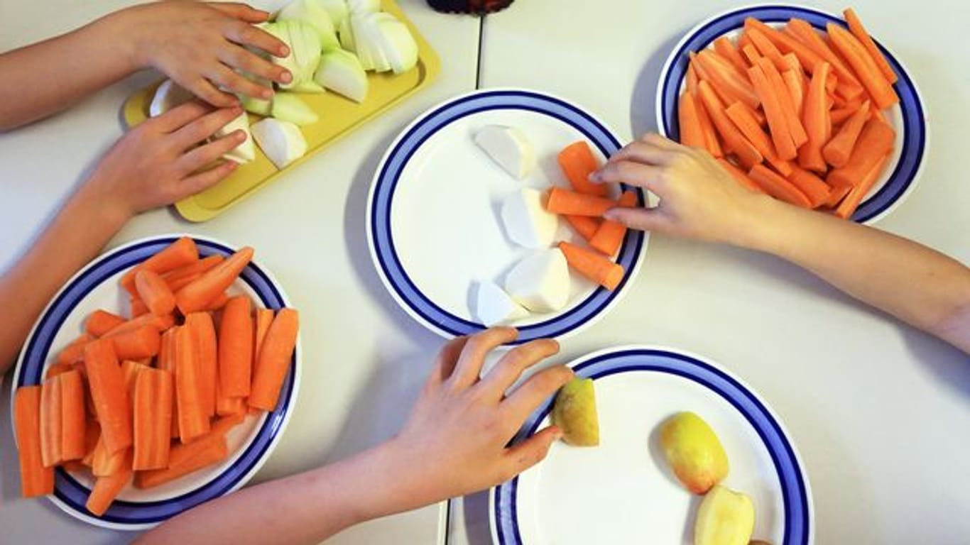 Zugreifen erlaubt: Kindern, die viel Obst und Gemüse essen, geht es einer Studie zufolge im Vergleich zu anderen mental am besten.