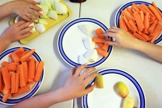 Zugreifen erlaubt: Kindern, die viel Obst und Gemüse essen, geht es einer Studie zufolge im Vergleich zu anderen mental am besten.