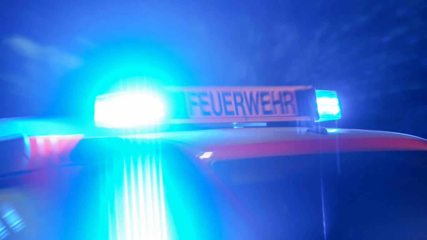Ein Blaulicht auf einem Berliner Feuerwehrwagen (Symbolbild): Am Alex hat es abermals gebrannt.