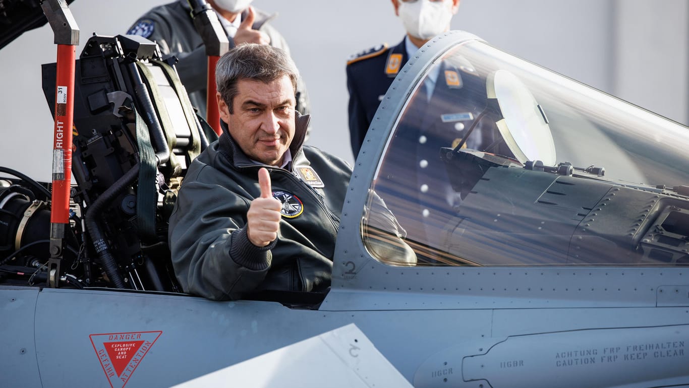 Markus Söder bei einem Besuch eines militärischen Luftfahrtzentrums von Airbus in Bayern: Für diese Pose wurde der Ministerpräsident auf Twitter belächelt.