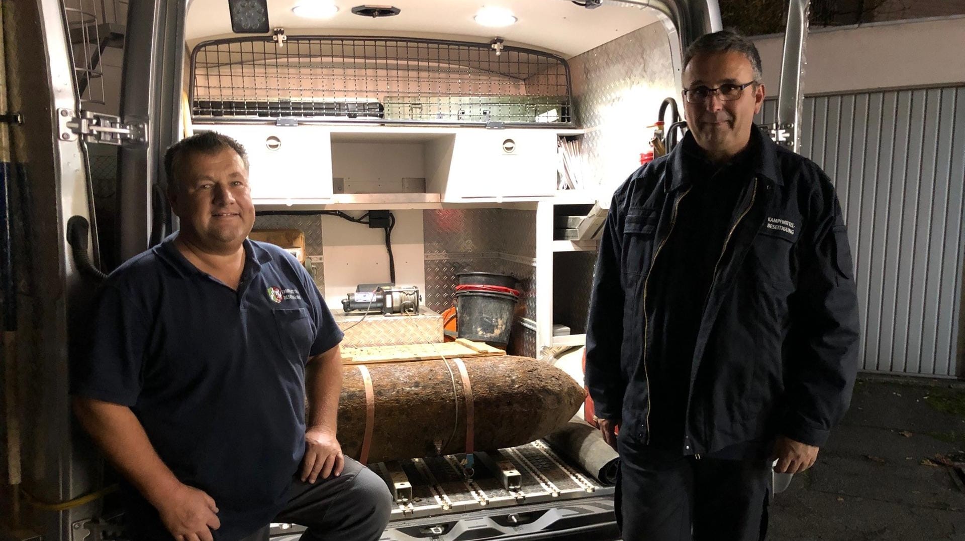 Siegfried Konopatzki (l.) und Michael Daenecke vom Kampfmittelbeseitigungsdienst der Bezirksregierung Düsseldorf mit der entschärften Bombe. Siegfried Konopatzki (l.) und Michael Daenecke vom Kampfmittelbeseitigungsdienst der Bezirksregierung Düsseldorf mit der entschärften Bombe.