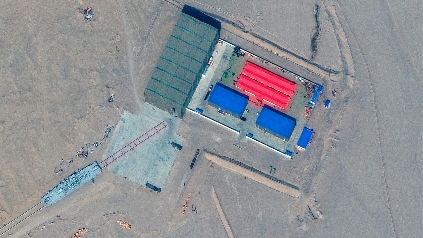 Satellitenbilder der Taklamakan-Wüste: China hat nach amerikanischen Angaben Attrappen eines Flugzeugträgers und zwei anderer Kriegsschiffe der USA gebaut.