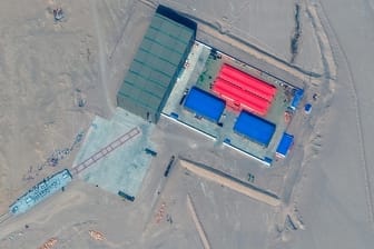 Satellitenbilder der Taklamakan-Wüste: China hat nach amerikanischen Angaben Attrappen eines Flugzeugträgers und zwei anderer Kriegsschiffe der USA gebaut.