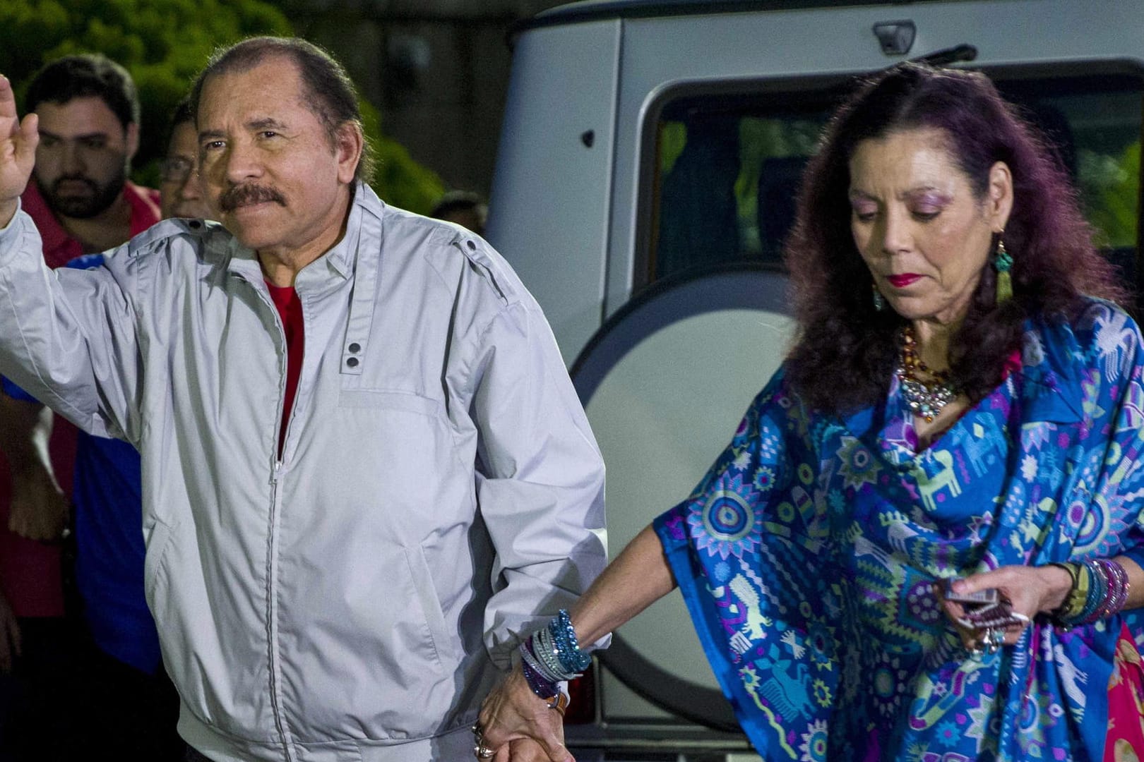 Daniel Ortega, Präsident von Nicaragua, und seine Frau Rosario Murillo kommen zu einer Pressekonferenz (Archivbild): Das Paar hat nach Angaben der eigenen Partei erneut die Präsidentenwahl gewonnen.
